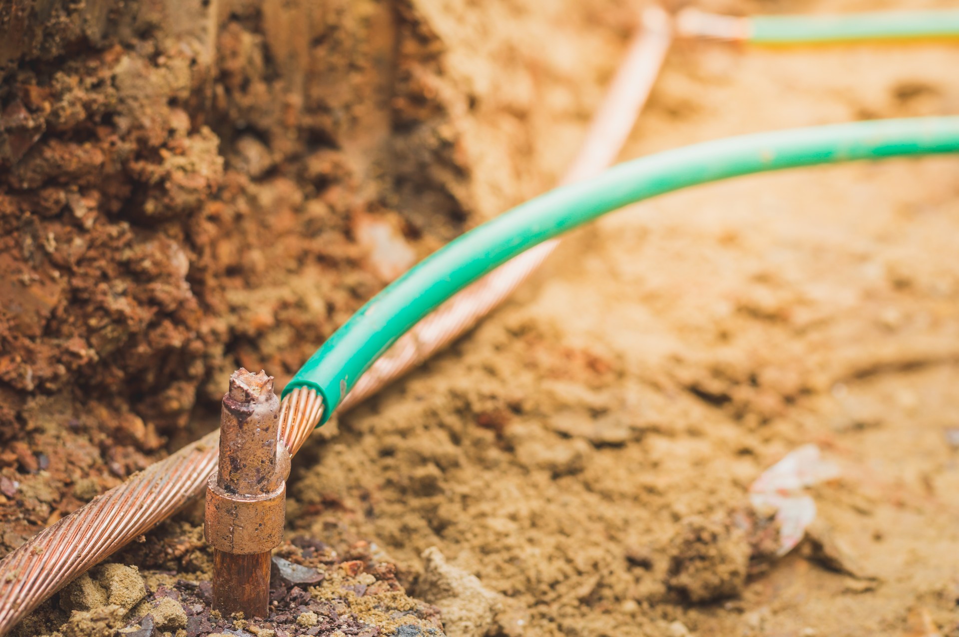 Copper earthing conductor connected to a copper-bonded earth electrode in trench